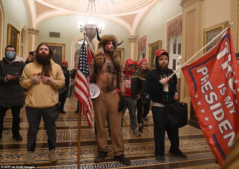 SUPPORTER DI TRUMP FANNO IRRUZIONE DENTRO IL CONGRESSO