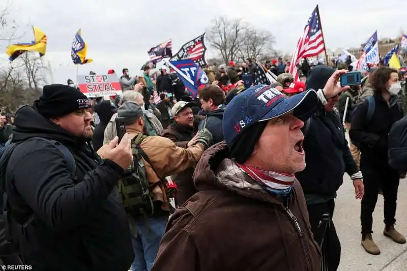 SUPPORTER DI TRUMP FANNO IRRUZIONE DENTRO IL CONGRESSO 2