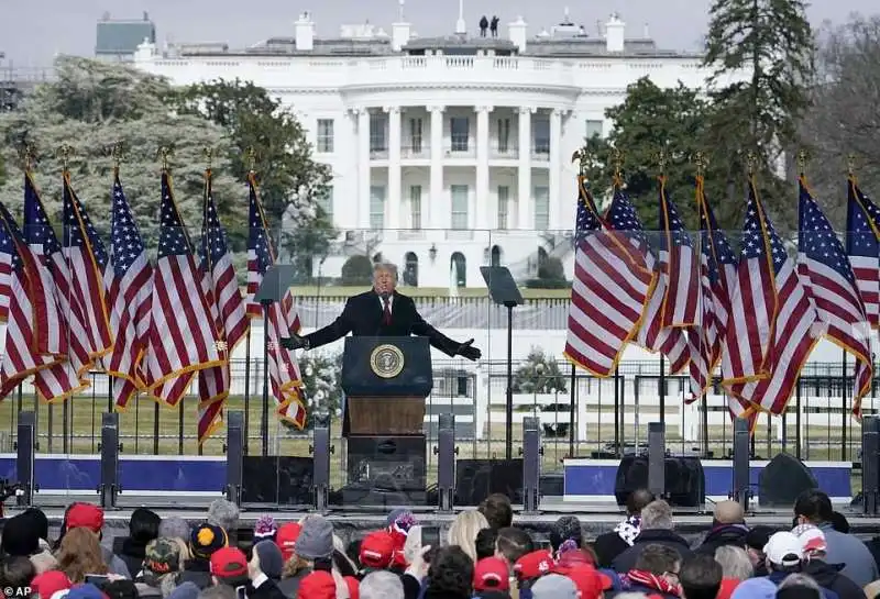 trump parla ai suoi manifestanti