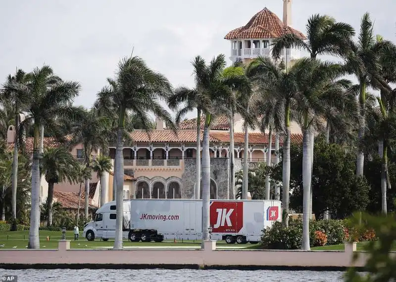 un camion di traslochi a mar a lago 