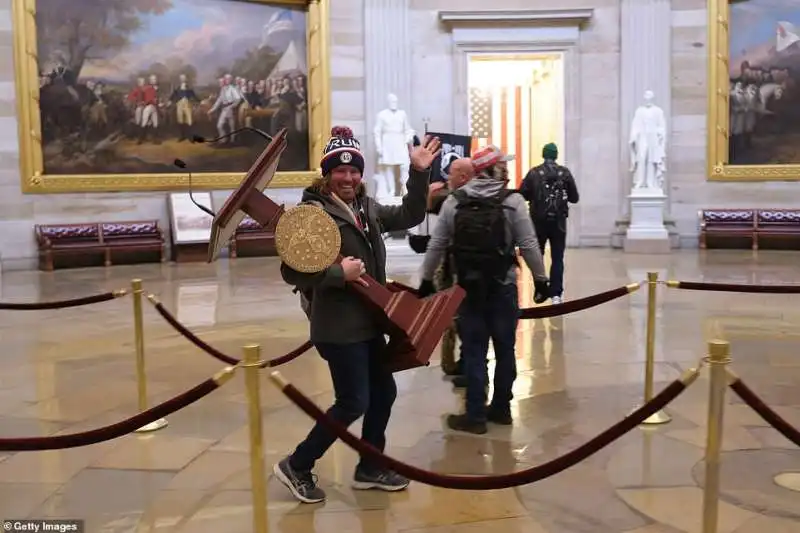 Un manifestante di Trump si porta via villeggia della Pelosi