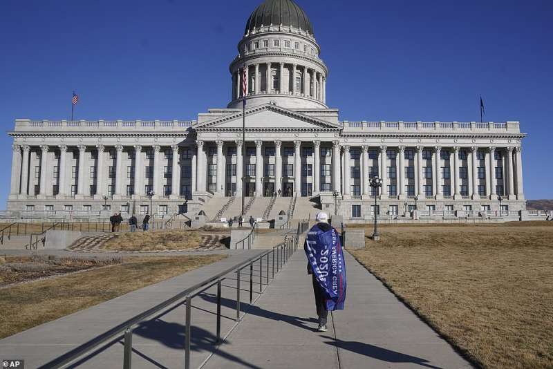 un supporter di trump da solo davanti al campidoglio di salt lake city