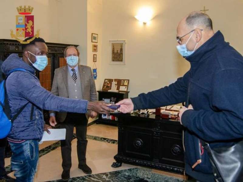 VICTOR, IL RAGAZZO CHE HA RESTITUITO IL PORTAFOGLI TROVATO PER STRADA A MATERA