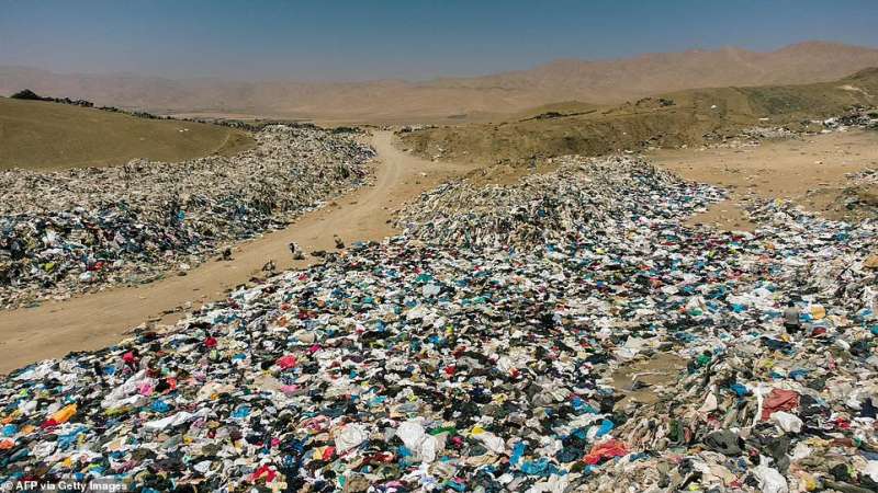 abiti usati nel deserto di iquique, in cile