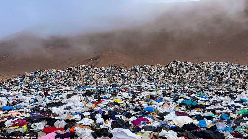 abiti usati nel deserto di iquique, in cile 2