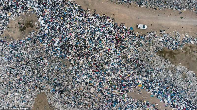 abiti usati nel deserto di iquique, in cile 4