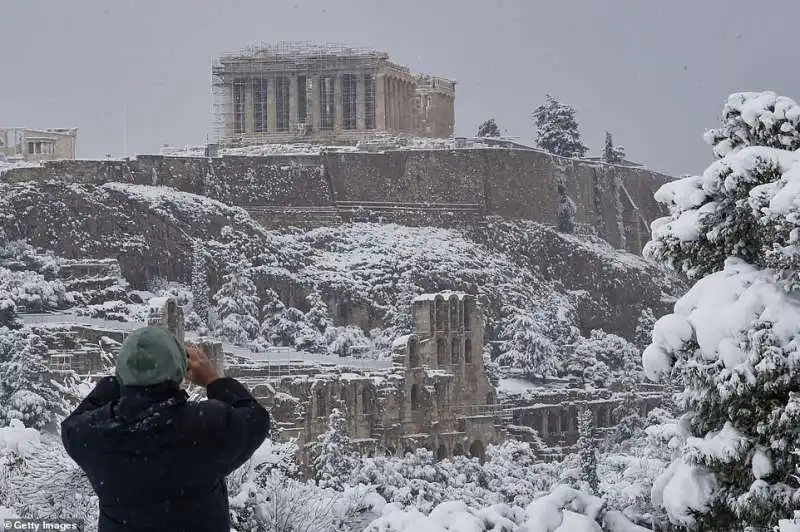 acropoli ricoperta di neve