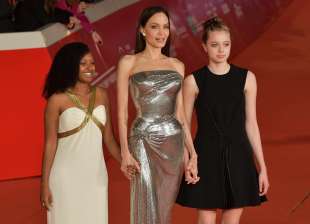 angelina jolie con le figlie zahara marley e shiloh nouvel foto di bacco (2)