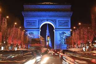 bandiera ue sotto l arco di trionfo a parigi 1