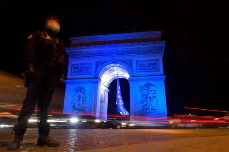 bandiera ue sotto l arco di trionfo a parigi    