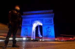 bandiera ue sotto l arco di trionfo a parigi