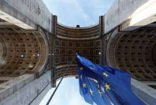 bandiera ue sotto l arco di trionfo a parigi