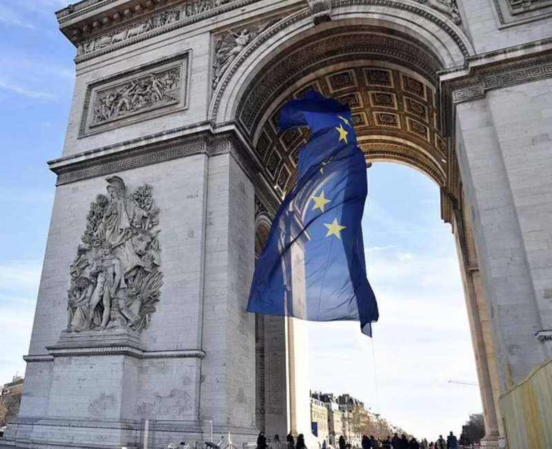 bandiera ue sotto l arco di trionfo a parigi 2