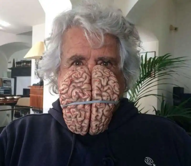 BEPPE GRILLO E IL CERVELLO COME MASCHERINA CON CUI INVITAVA A FILTRARE L'INFORMAZIONE