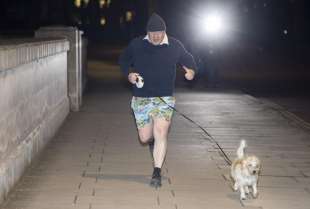 boris johnson corre con il cane 2