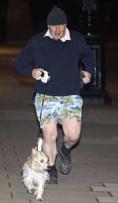 boris johnson corre con il cane 3