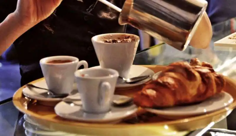 cappuccino e cornetto al bar