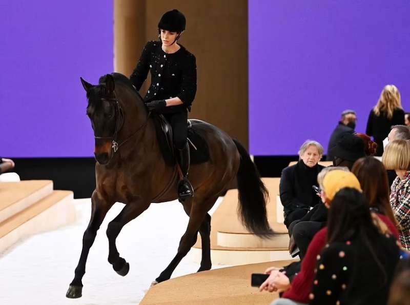 charlotte casiraghi a cavallo alla sfilata di chanel 1