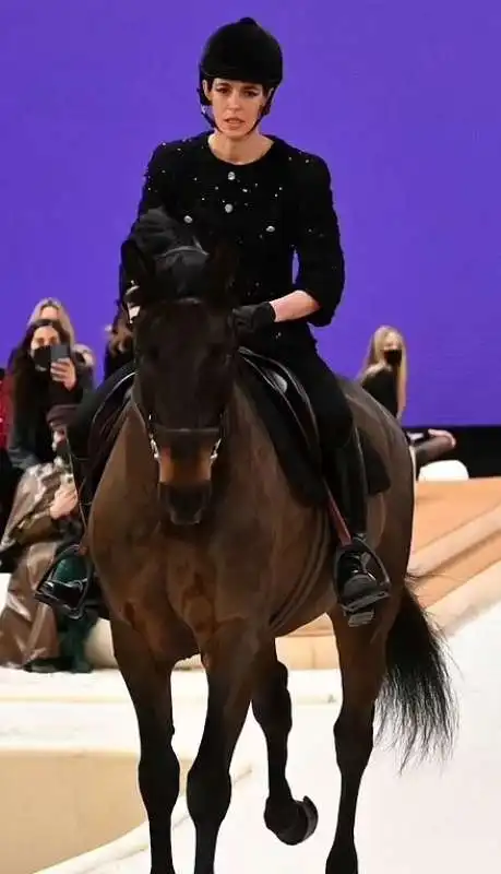 charlotte casiraghi a cavallo alla sfilata di chanel  2