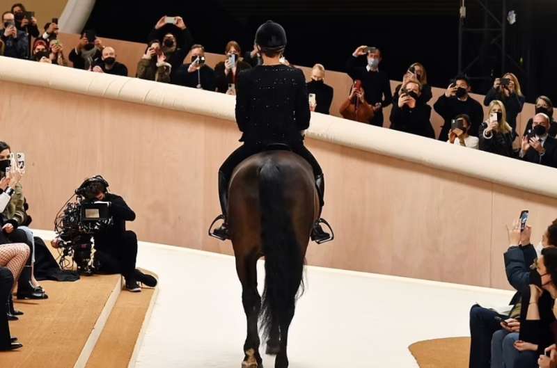 charlotte casiraghi a cavallo alla sfilata di chanel 4