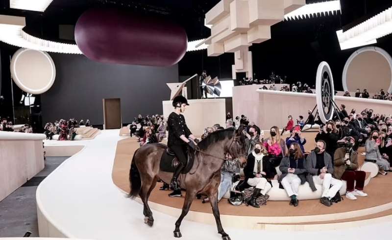 charlotte casiraghi a cavallo alla sfilata di chanel 5