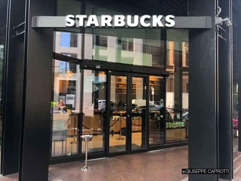 chiude starbucks in via turati a milano 2