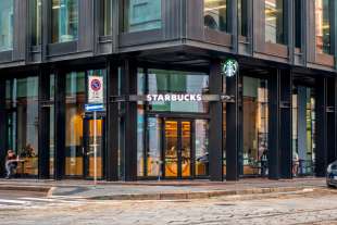 chiude starbucks in via turati a milano 5