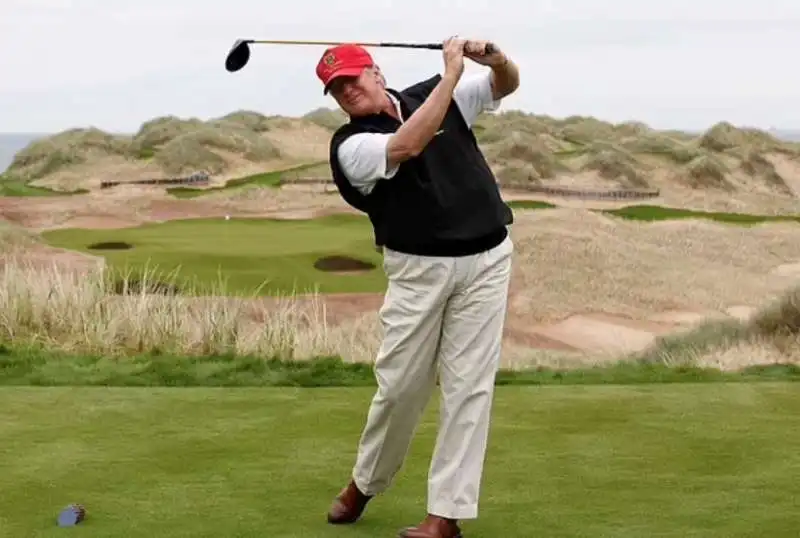 donald trump gioca a golf 