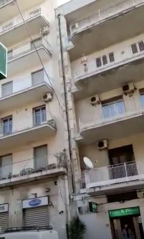 donna che lancia oggetti dal balcone a catania 3