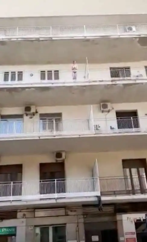 donna che lancia oggetti dal balcone a catania 4