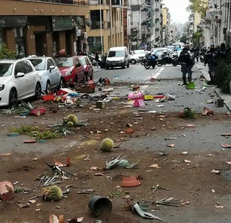 donna che lancia oggetti dal balcone a catania 7