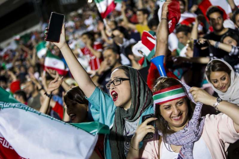 donne allo stadio in iran 10