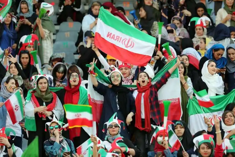 donne allo stadio in iran 11