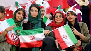 donne allo stadio in iran 13