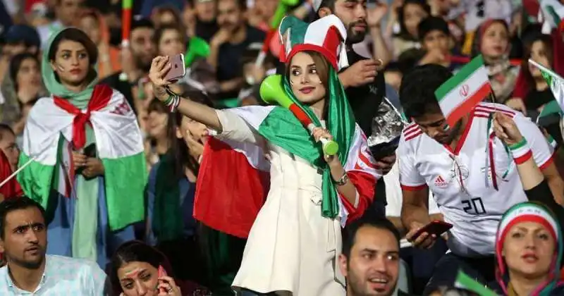 donne allo stadio in iran 16