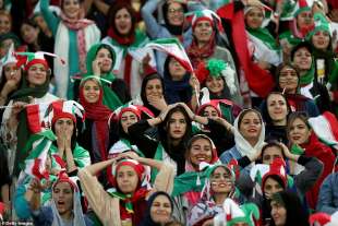 donne allo stadio in iran 17