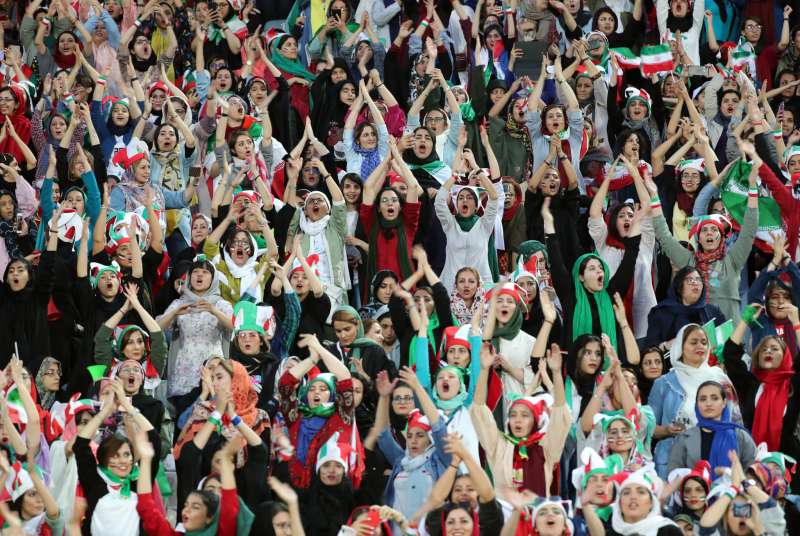 donne allo stadio in iran 8