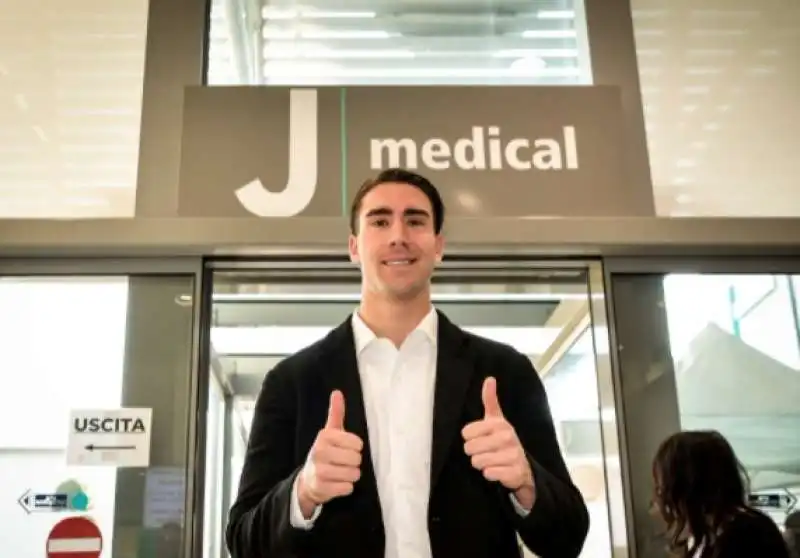 dusan vlahovic a torino per le visite mediche e la firma 6