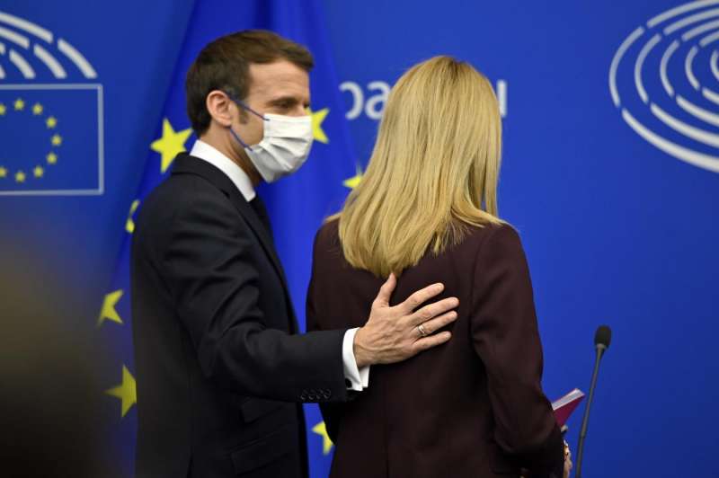 emmanuel macron roberta metsola