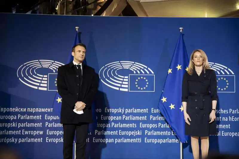 emmanuel macron roberta metsola 2