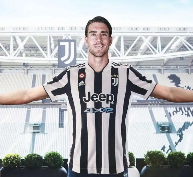 fotomontaggio di vlahovic con la maglia della juve 1