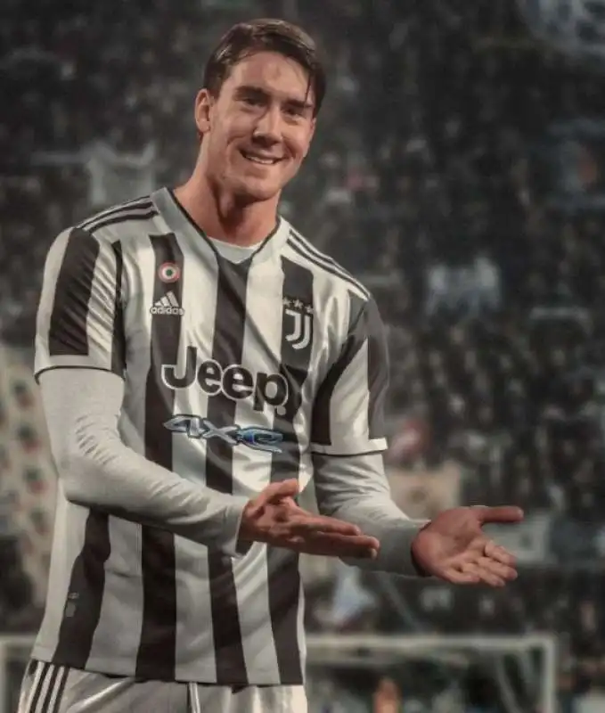 fotomontaggio di vlahovic con la maglia della juve 2