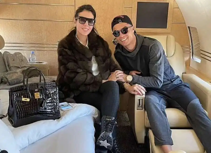 georgina rodriguez e cristiano ronado a bordo del jet privato 