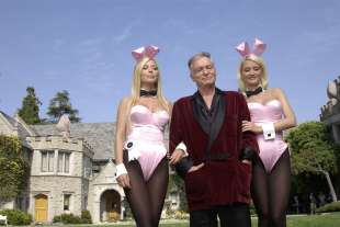 Hugh Hefner con le conigliette 3