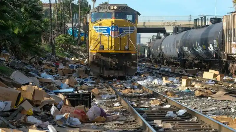 i resti degli scatoloni dopo gli assalti ai treni 1