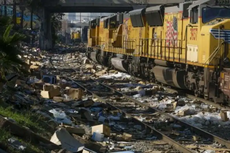 i resti degli scatoloni dopo gli assalti ai treni 2