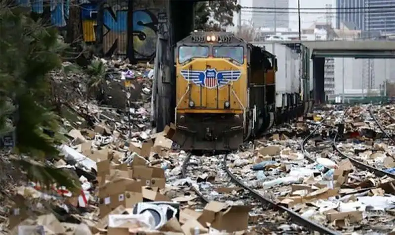 i resti degli scatoloni dopo gli assalti ai treni 3