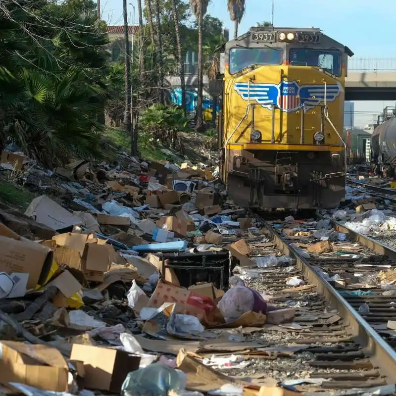 i resti degli scatoloni dopo gli assalti ai treni 5