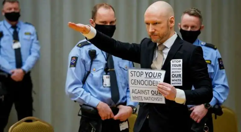 IL SALUTO NAZISTA DI ANDERS BREIVIK 1