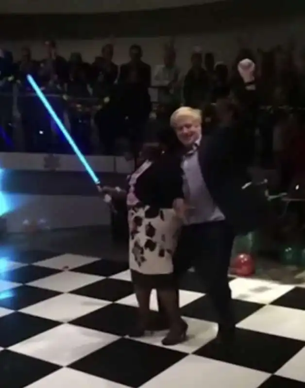 il vecchio video di boris johnson che si appoggia a una signora con spada laser   4